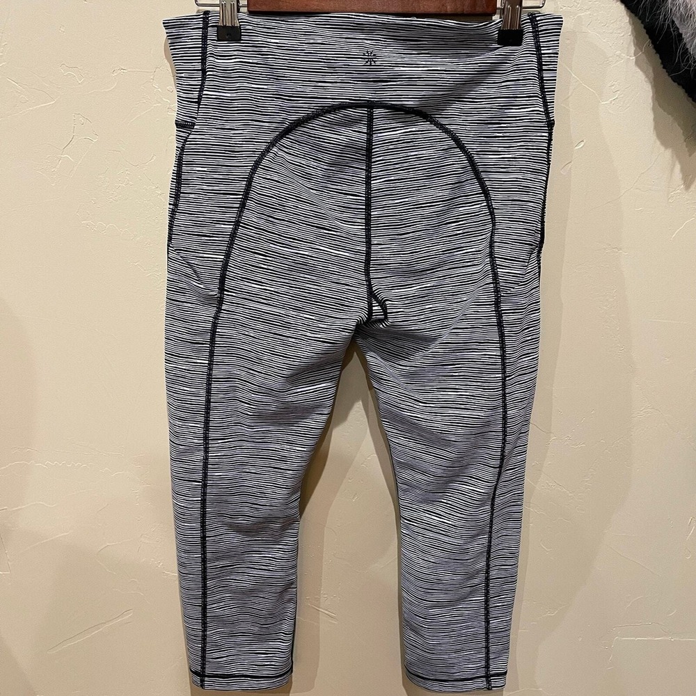 Athleta Medium Ultimate Linear Lines Capri Black White Stripe Workout Gym Walk